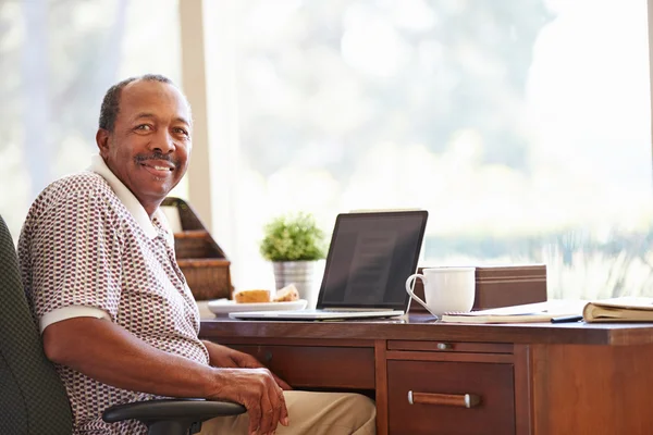 Senior man med bärbar dator — Stockfoto