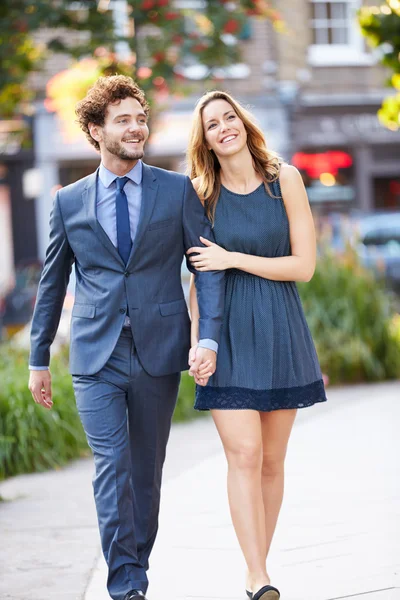 Pareja caminando por el parque de la ciudad — Foto de Stock