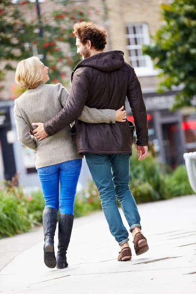 Paar wandelen door stadspark — Stockfoto