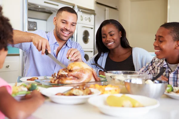 Familie maaltijd eten — Stockfoto