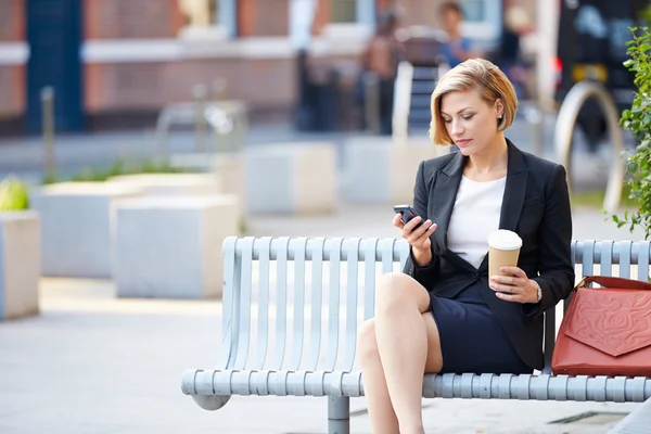 Affärskvinna som använder mobiltelefon — Stockfoto