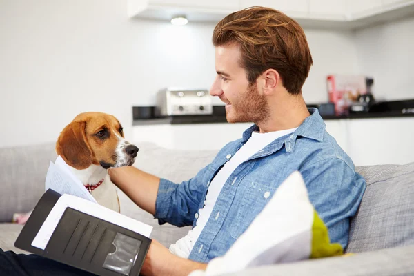 Uomo che gioca con il cane a casa — Foto Stock