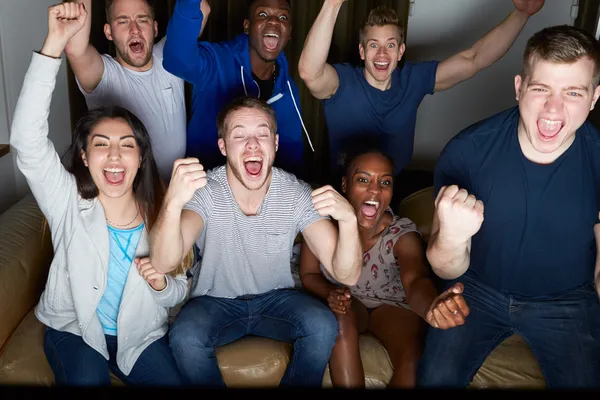 Amici che guardano la televisione — Foto Stock