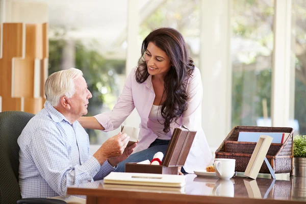 Padre discutiendo el documento con su hija — Foto de Stock