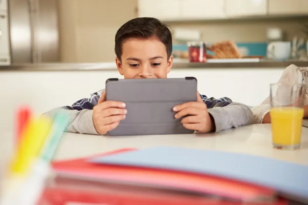 Niño usando tableta digital — Foto de Stock