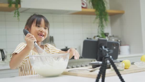 Asiático Chica Hornear Cupcakes Cocina Casa Mientras Vlogging Móvil Teléfono — Vídeos de Stock