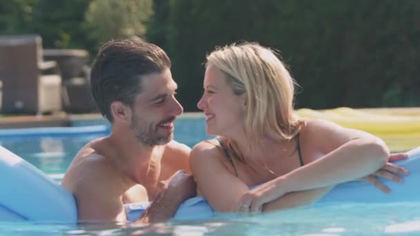 Portret Van Een Liefdevol Paar Dat Plezier Heeft Zomervakantie Drijvend — Stockvideo