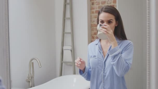 Mujer Usando Pijamas Estiramientos Frente Espejo Baño Antes Correr Baño — Vídeos de Stock