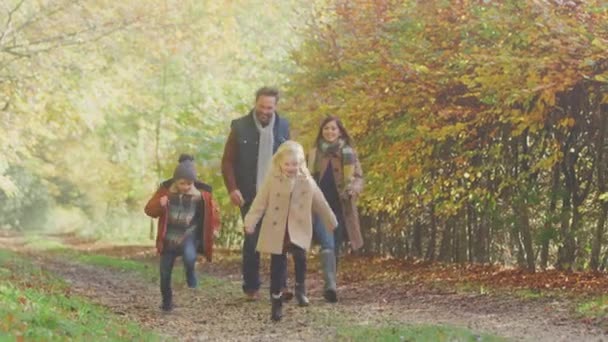 Família Caminhando Longo Trilha Campo Outono Com Crianças Correndo Frente — Vídeo de Stock