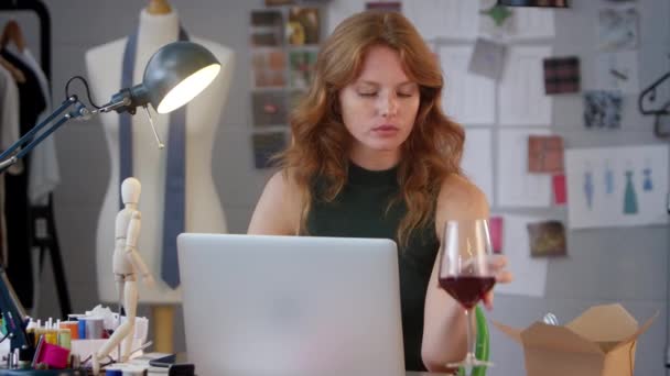 Proprietário Feminino Negócios Moda Com Vidro Vinho Trabalhando Tarde Laptop — Vídeo de Stock