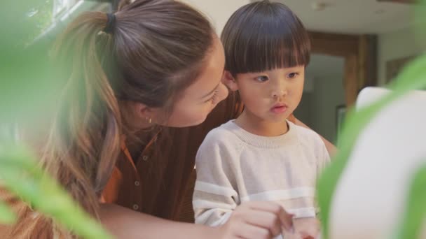 Азиатская Мать Помогает Домашней Школе Сын Работает Столом Кухне Ноутбуке — стоковое видео