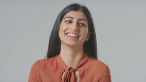 Tête Épaules Hors Caméra Studio Portrait Sourire Jeune Femme Affaires — Video