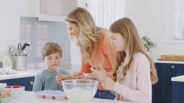 Anya Tortakeveréket Tesz Fiú Orrára Konyhában Mert Élvezik Süteménysütést Együtt — Stock videók