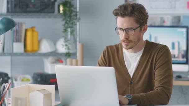 Architecte Masculin Bureau Travaillant Bureau Sur Ordinateur Portable Prenant Appel — Video