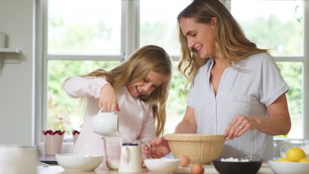 Mutter Und Tochter Wearing Pyjamas Backen Und Herstellung Pfannkuchen Küche — Stockvideo