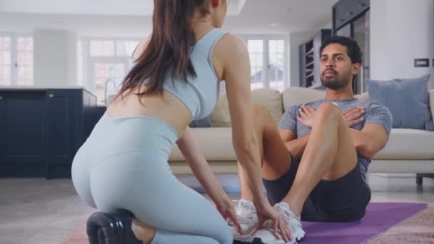 Muž Ženskou Osobní Trenér Dělá Sedy Jako Součást Cvičení Doma — Stock video