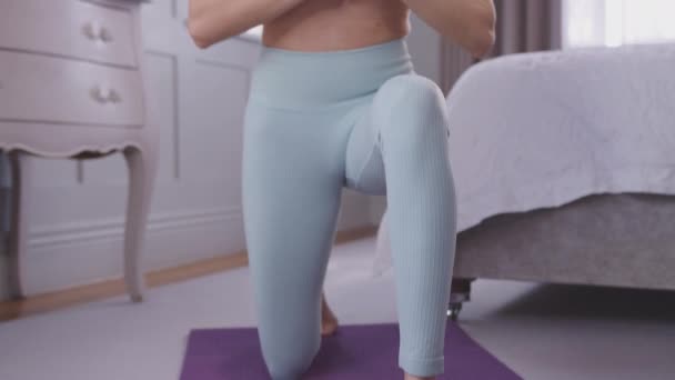 Frau Macht Yoga Stehen Und Stretching Auf Gymnastikmatte Heimischen Schlafzimmer — Stockvideo