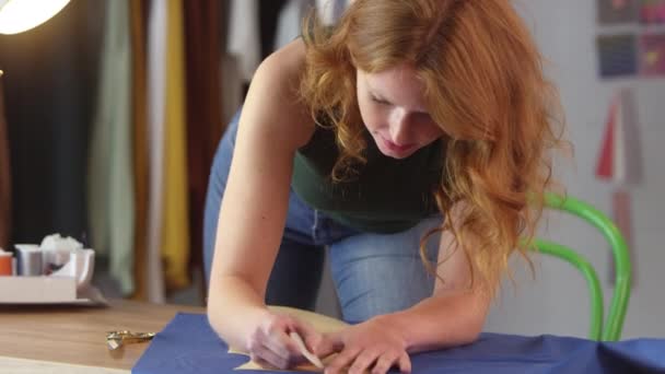 Kobieta Projektant Odzieży Pracuje Studio Mody Rysunek Wzór Tkaninie Kredzie — Wideo stockowe