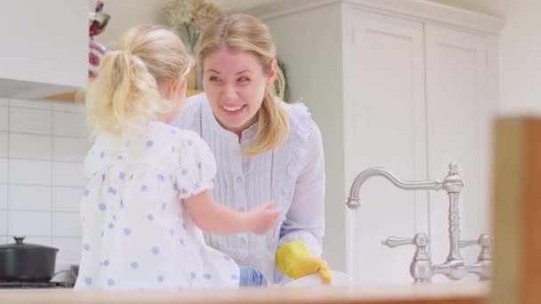 Madre Con Guantes Goma Casa Cocina Con Hija Pequeña Divirtiéndose — Vídeos de Stock