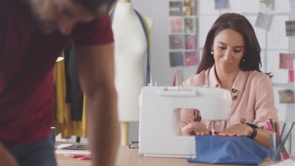 Diseñadores Moda Masculina Femenina Con Máquina Coser Trabajando Juntos Estudio — Vídeo de stock