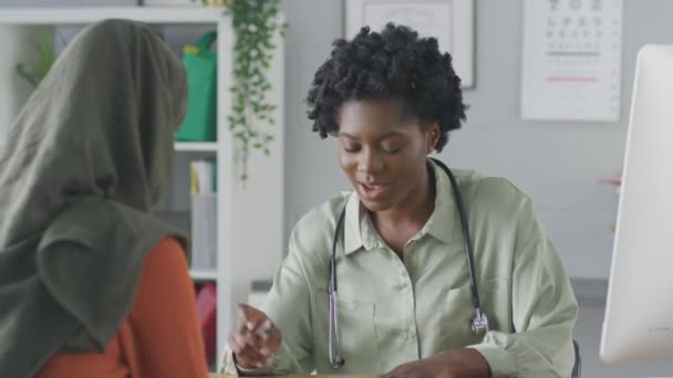 Médico Consultor Femenino Que Tiene Reunión Con Paciente Femenino Que — Vídeos de Stock
