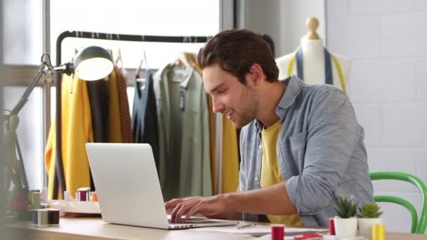 Studente Maschio Imprenditore Che Lavora Nella Moda Utilizzando Computer Portatile — Video Stock