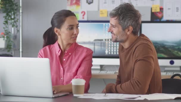 Empresário Empresária Escritório Criativo Trabalhando Juntos Mesa Laptop — Vídeo de Stock