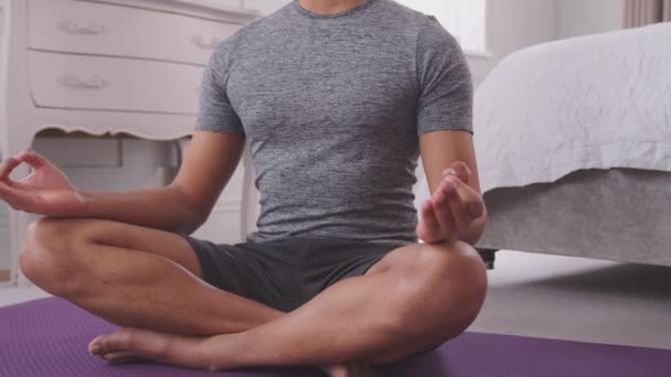 Închideți Fotografia Păpușă Unui Bărbat Așezat Covorul Yoga Dormitor Acasă — Videoclip de stoc