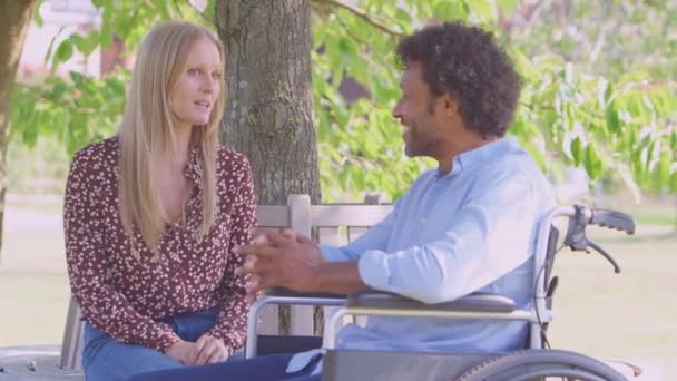 Lächelnd Reifes Paar Mit Mann Sitzt Rollstuhl Talking Park Zusammen — Stockvideo