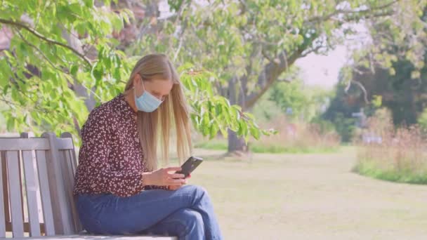 Socially Distanced Couple Masks Meet Park Health Pandemic Looking Mobile – Stock-video