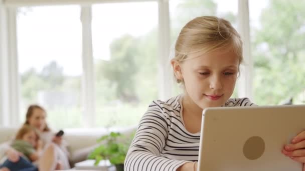 在有家庭背景的大流行病期间 有数码记事本的女孩在家上学 — 图库视频影像