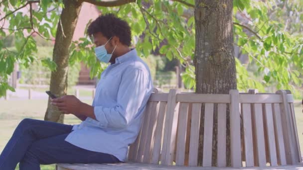 Socially Distanced Couple Masks Meet Park Health Pandemic Looking Mobile – Stock-video