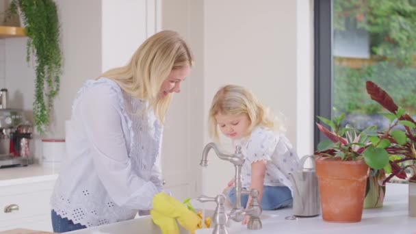 Panorámica Madre Casa Cocina Con Hija Pequeña Usando Guantes Goma — Vídeos de Stock