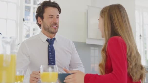 Far Bär Kostym Äta Frukost Med Tonårsdotter Skolan Enhetlig Hemma — Stockvideo