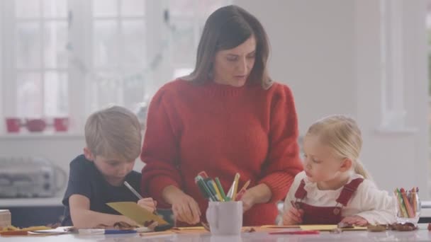 Mutter Mit Kindern Bastelt Hause Und Macht Bilder Aus Blättern — Stockvideo