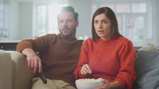Pár Kanapén Popcornt Öntenek Miközben Együtt Nézik Thrillert Ben — Stock videók