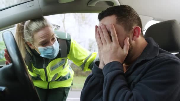 Female Paramedic Wearing Face Mask Helping Injured Male Driver Involved — Vídeos de Stock