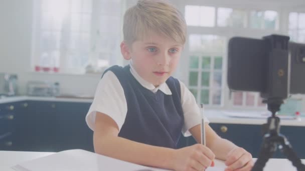 Chlapec Doma Nosit Školní Uniformu Online Lekce Prostřednictvím Videohovoru Mobilním — Stock video