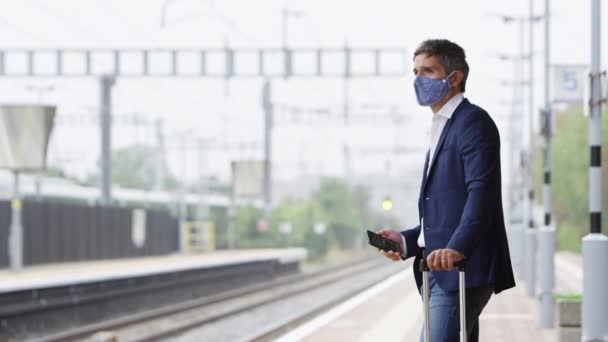 Επιχειρηματίας Στη Σιδηροδρομική Πλατφόρμα Κινητό Τηλέφωνο Φορώντας Μάσκα Προσώπου Ppe — Αρχείο Βίντεο