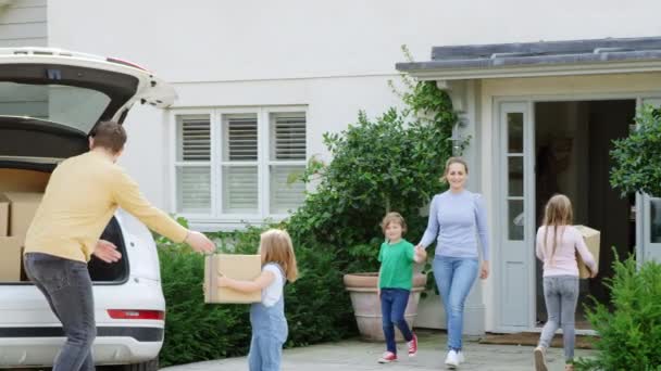 Familia Fuera Nueva Casa Movimiento Día Descarga Cajas Coche — Vídeo de stock