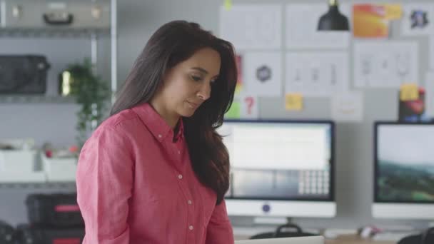 Retrato Una Mujer Negocios Sonriente Trabajando Una Oficina Creativa — Vídeos de Stock