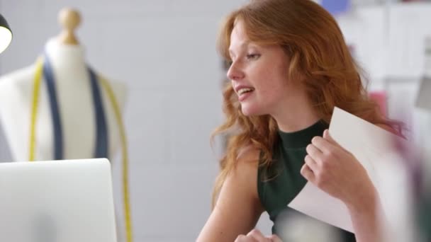Właścicielka Firmy Pracująca Fashion Showing Designs Video Call Using Laptop — Wideo stockowe