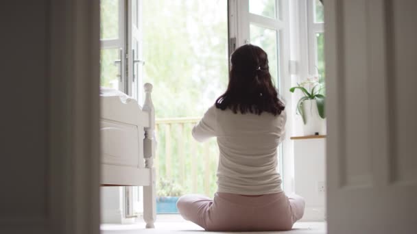 Vue Arrière Une Femme Asiatique Mature Pyjama Assise Sur Sol — Video