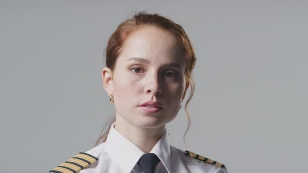 笑顔の女性航空会社パイロットや平面的な背景を持つ船の船長のスタジオ肖像 — ストック動画