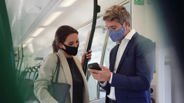 Affärs Pendlare Står Tågvagn Med Mobiltelefoner Bär Ppe Ansikte Masker — Stockvideo
