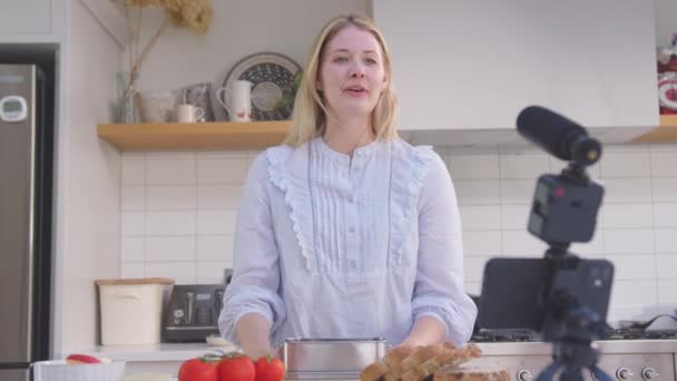 Kobieta Vlogging Podejmowania Social Media Wideo Żywności Domu Kuchni Telefon — Wideo stockowe