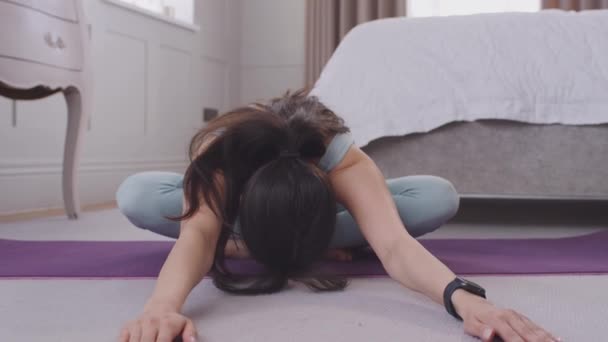 Vrouw Doen Yoga Stretching Voordat Samenvoegen Handen Zitten Trainingsmat Slaapkamer — Stockvideo