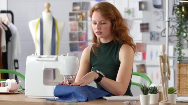 Porträtt Kvinnliga Studerande Eller Företagare Som Arbetar Modebranschen Med Hjälp — Stockvideo