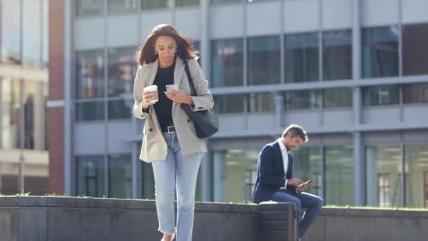 Affärskvinna Med Hämtmat Kaffe Promenader Till Kontoret Tittar Mobiltelefon — Stockvideo