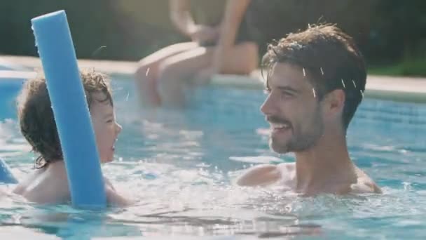 Vader Onderwijzen Zoon Zwemmen Zomer Vakantie Het Buitenzwembad Met Drijvende — Stockvideo